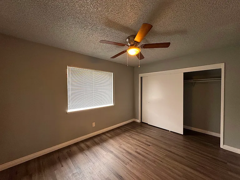 9633 N Loop Blvd #B — Photo 9