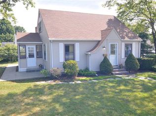 2 Fairway Dr, Cranston, RI 02920