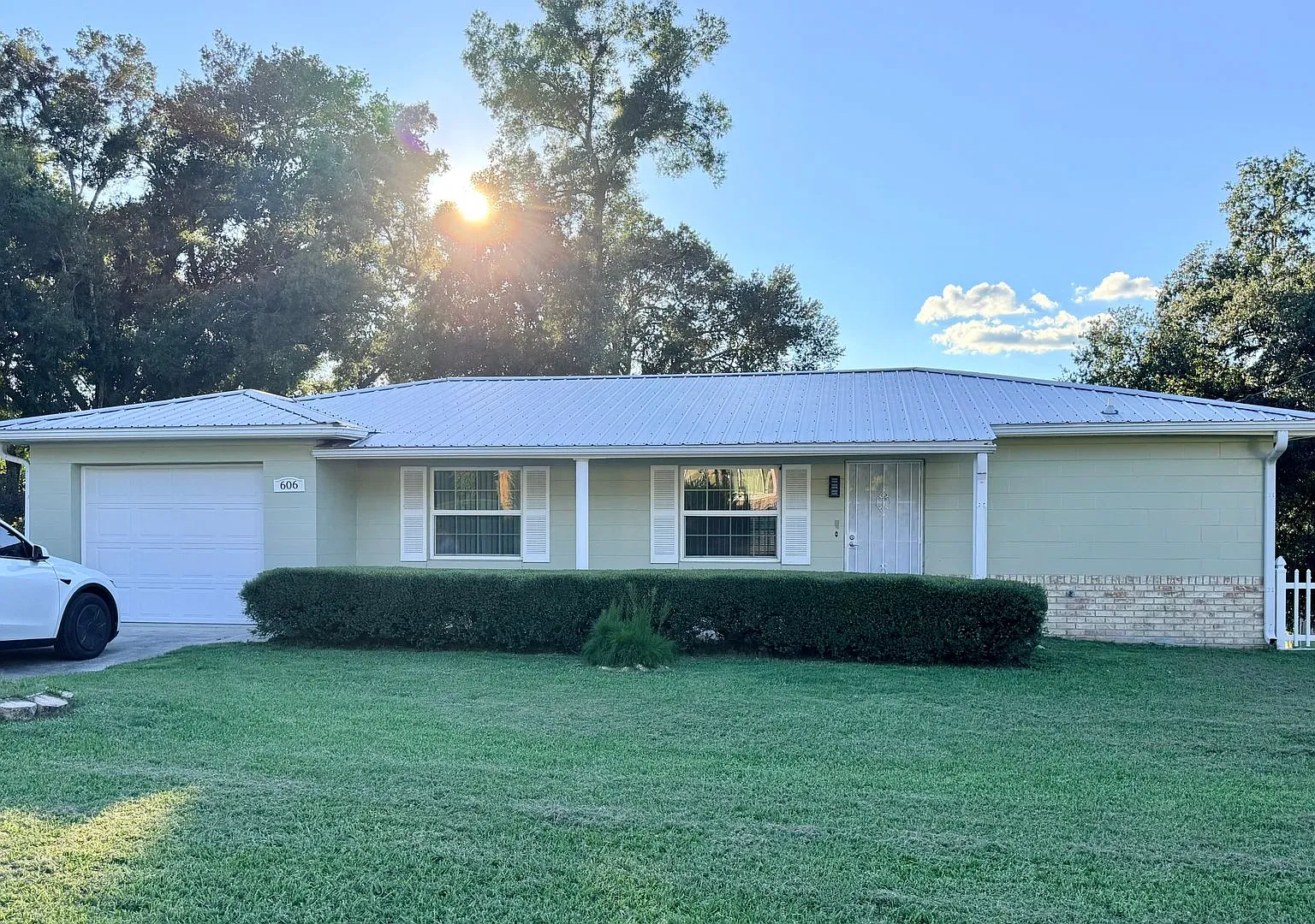 Beautiful 3/2 with large yard, new floors, and updated bathrooms! — Photo 1