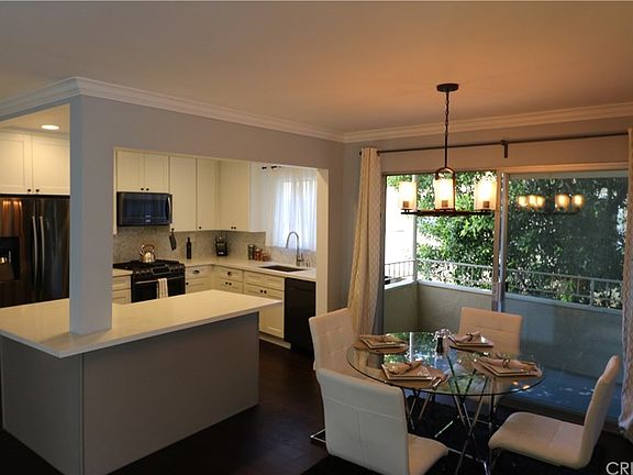 4th image of 16012 Moorpark St Unit 205