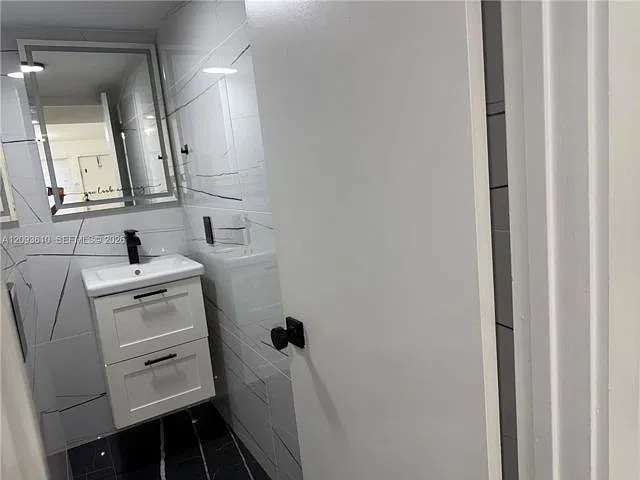 3 bed, 2.5 bath, 1592 sqft, $3,100 — Photo 3
