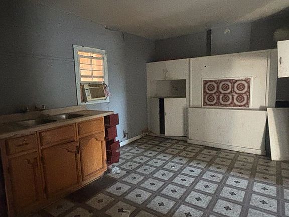 4th image of 211 Lincoln St