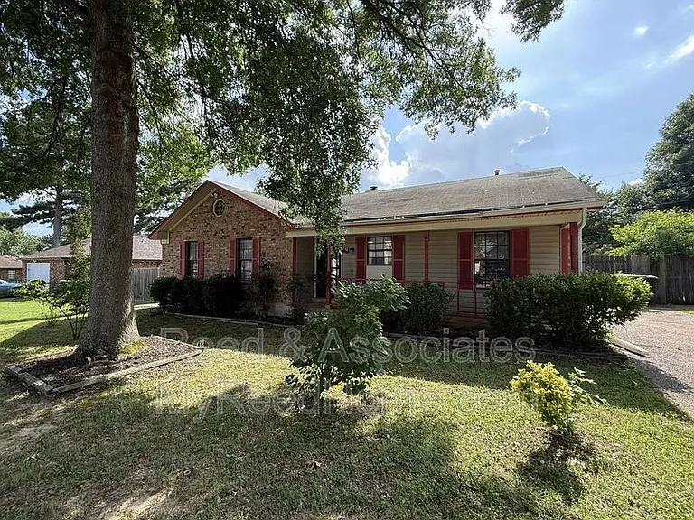 4811 Barkshire Dr — Photo 2