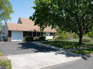 77 Parkside Cir, Levittown, PA 19056