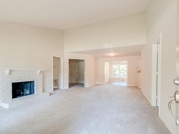 5th image of 1012 Blythe Ct W