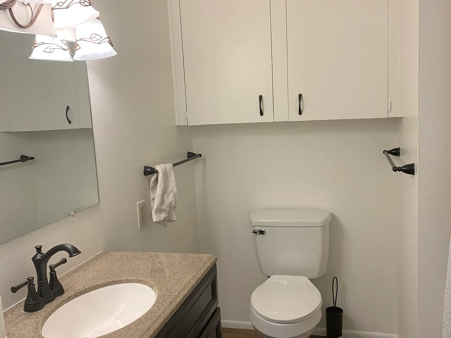 5 bed, 2464 sqft, $2,300 — Photo 2