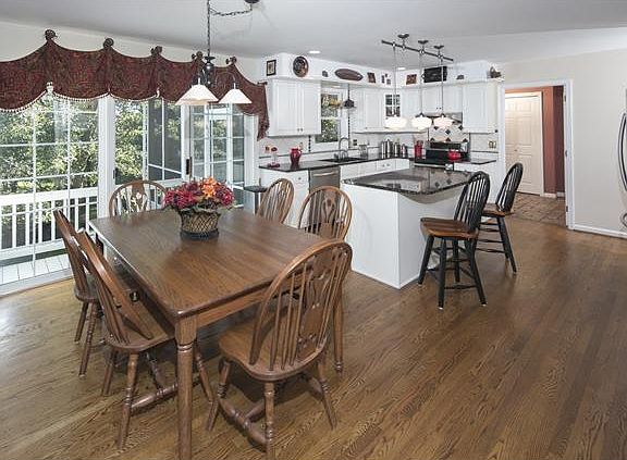 Kitchen - Granite, Hardwood, Stainless Appliances