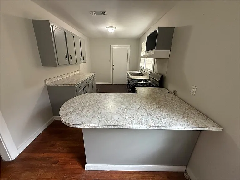 411 8th Ave — Photo 3