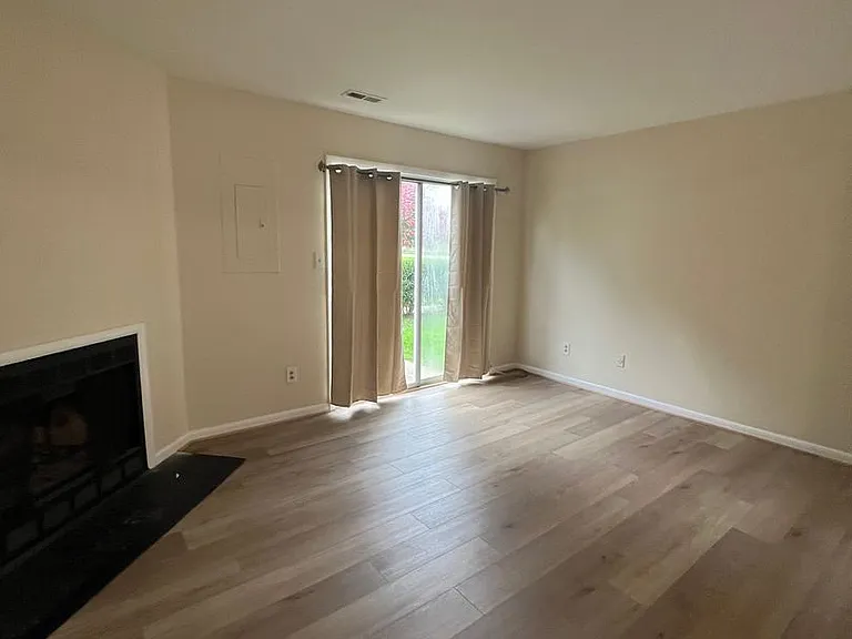 2609-2643 Elliott Ave — Photo 4