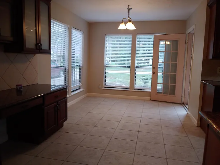 12018 Meadowview Dr — Photo 7
