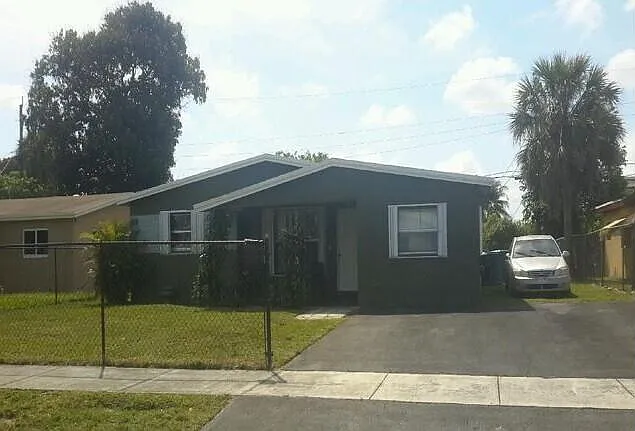 3740 NW 9th St — Photo 1