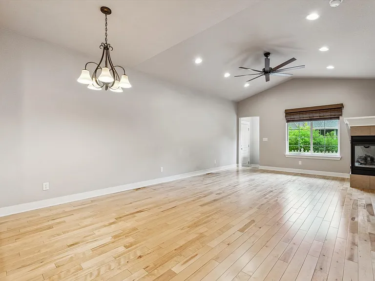 1038 Village Cir — Photo 6