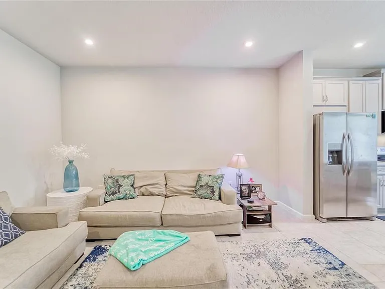 11540 Rolling Green Dr — Photo 8