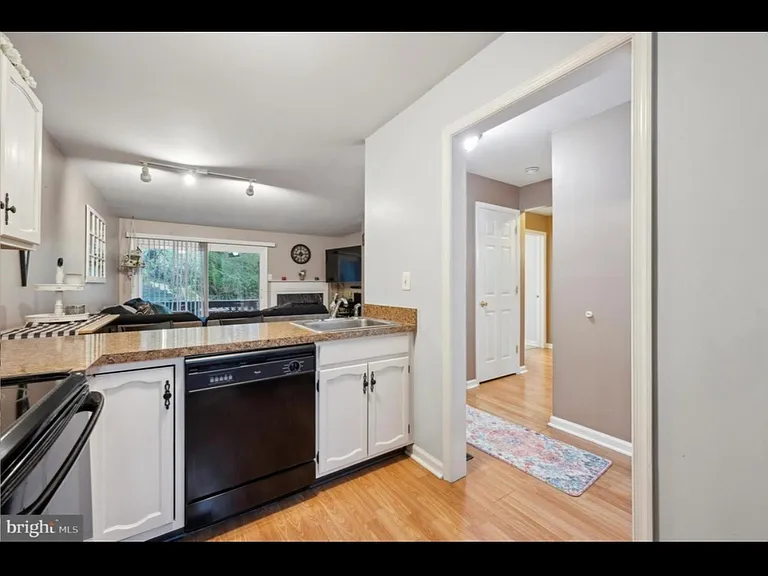 338 Cashel Ct — Photo 7