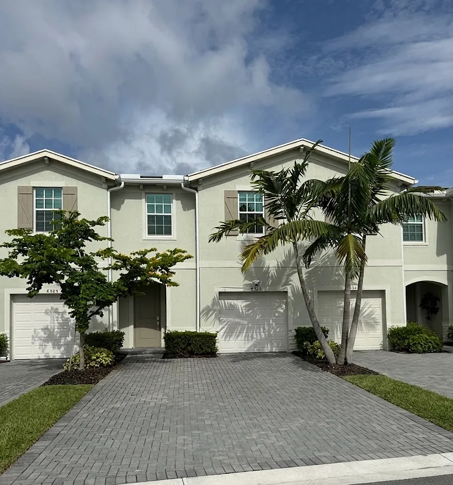 4303 Hammock Grove Dr — Photo 1