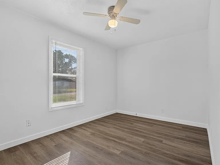 541 NW King St — Photo 15