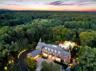 Round Swamp Rd, Melville, NY 11747