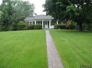 8 Oxford Cir, Troy, NY 12180