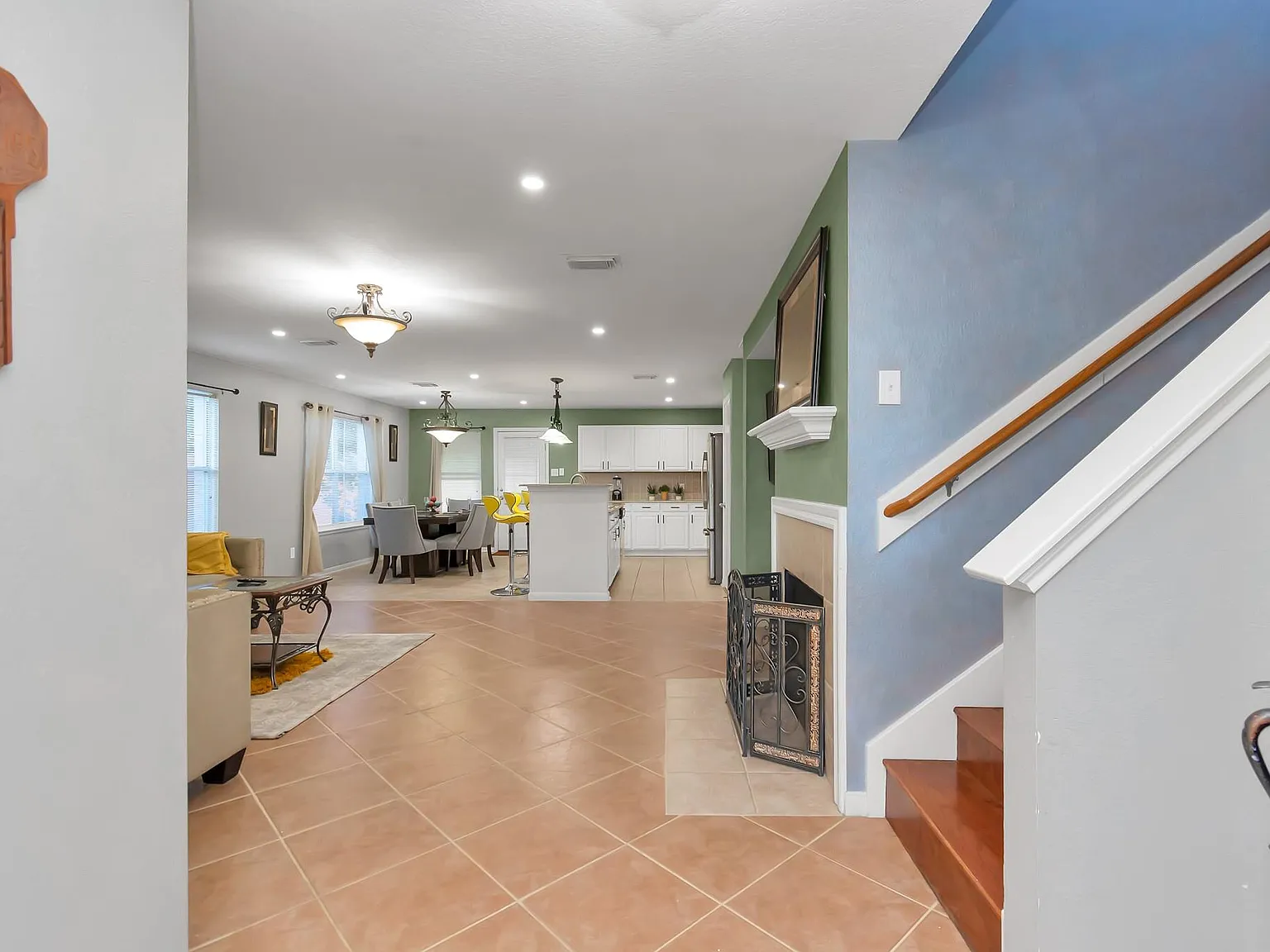 4 bed, 2.5 bath, 2498 sqft, $2,300 — Photo 3