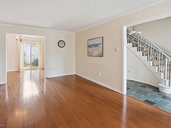 4th image of 8 Meadowlawn Dr Unit 5