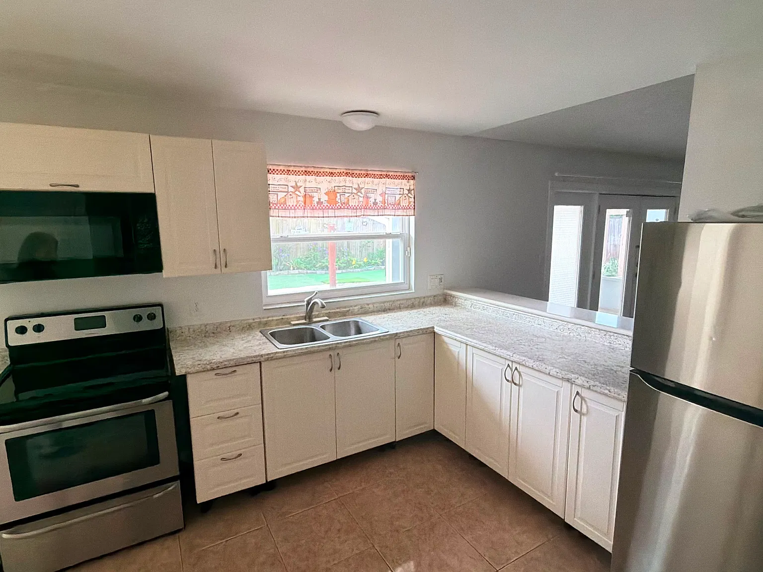 3 bed, 1208 sqft, $2,350 — Photo 2
