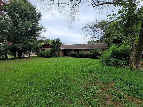 4th image of 2283 Country Club Dr SE