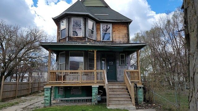 1st image of 210 N Lockwood Ave