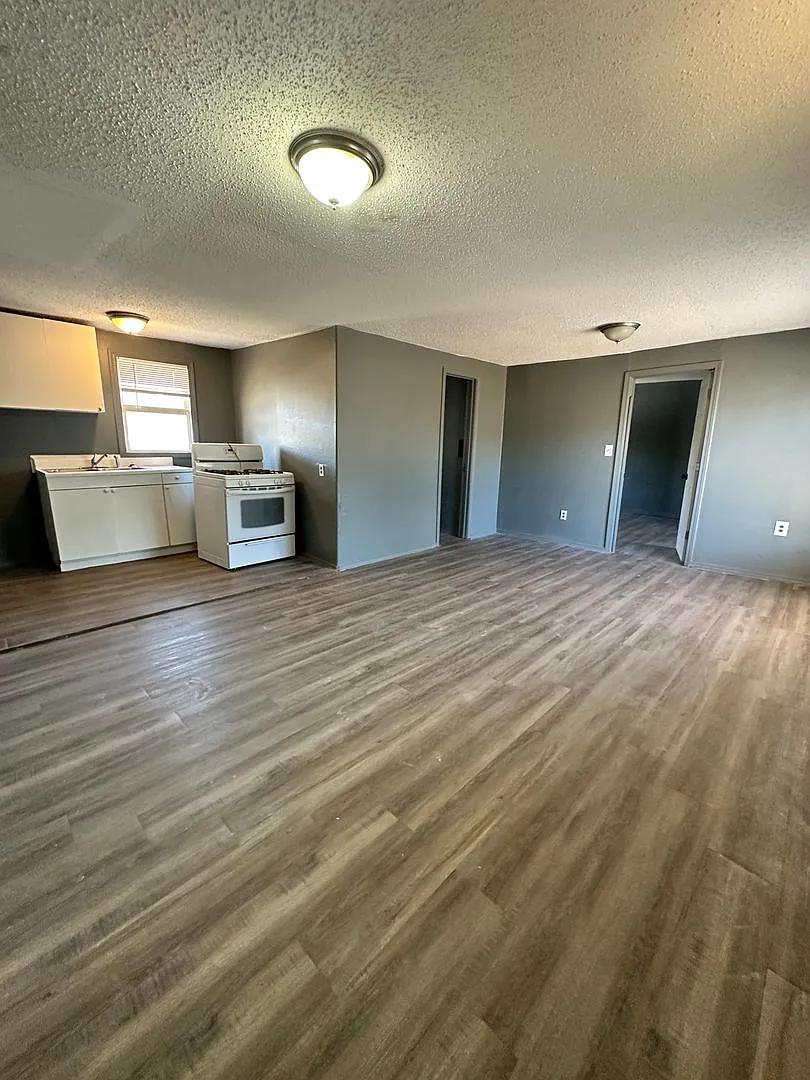 Cozy 2 Bed 1 Bath! — Photo 3
