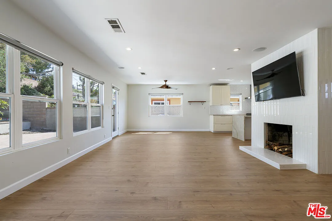 3 bed, 3.5 bath, 2168 sqft, $7,200 — Photo 3