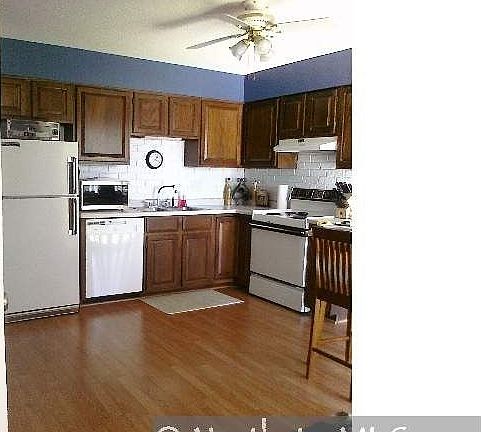 3rd image of 913 Monterey Dr
