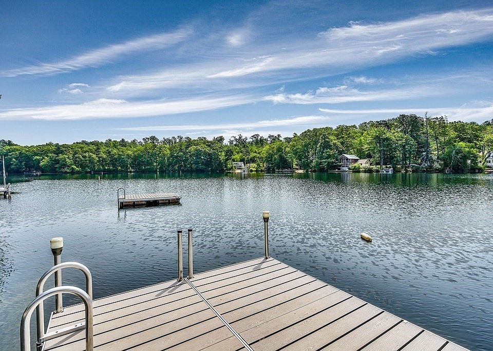 1st image of 221 Lakeshore Dr