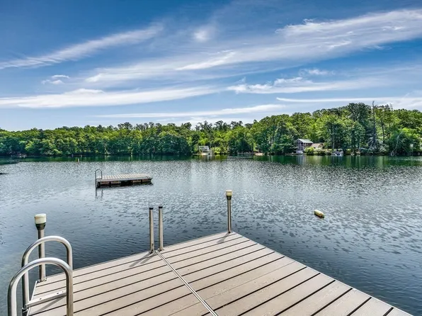 221 Lakeshore Dr, Marlborough, MA 01752