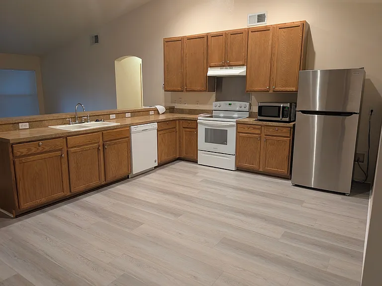 452 E Hillcrest St — Photo 18