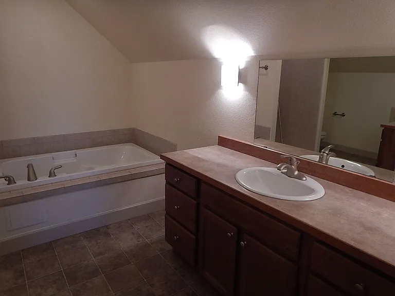704 NE Loper Ave — Photo 19