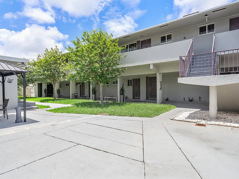 720 NE 7th St #9 — Photo 32