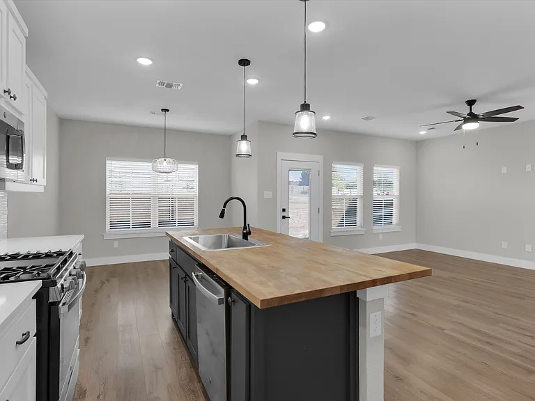 Kitchen with Eat In Breakfast Area