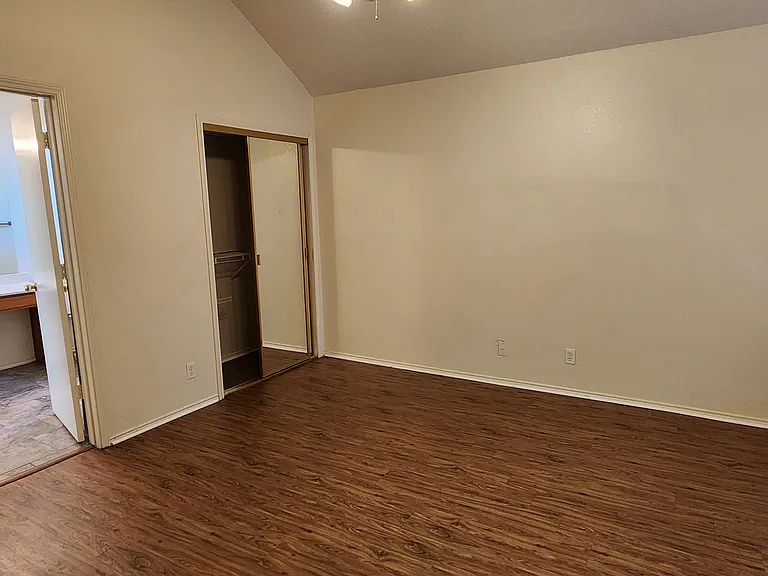 2204 Turf Club Dr — Photo 11