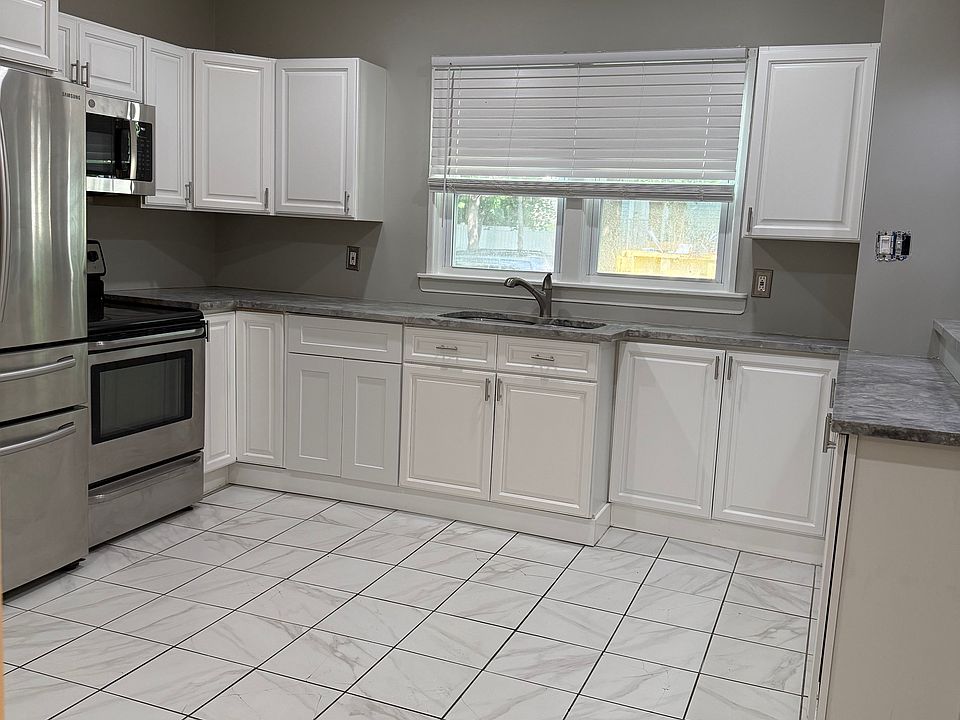1st image of 72 Charlotte St #1