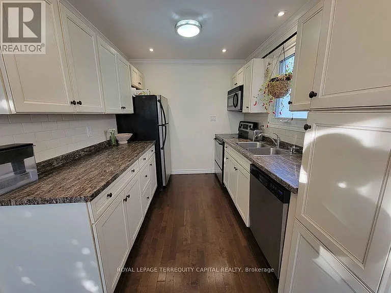 20 Mowat Cres — Photo 16