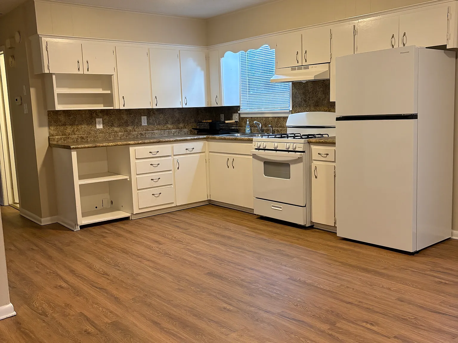 3 bed, 912 sqft, $950 — Photo 4