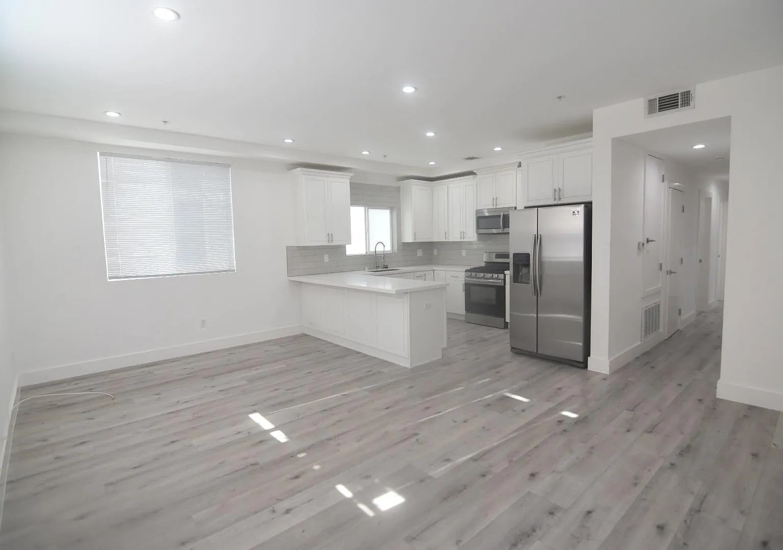 7129 S La Cienega Blvd — Photo 4