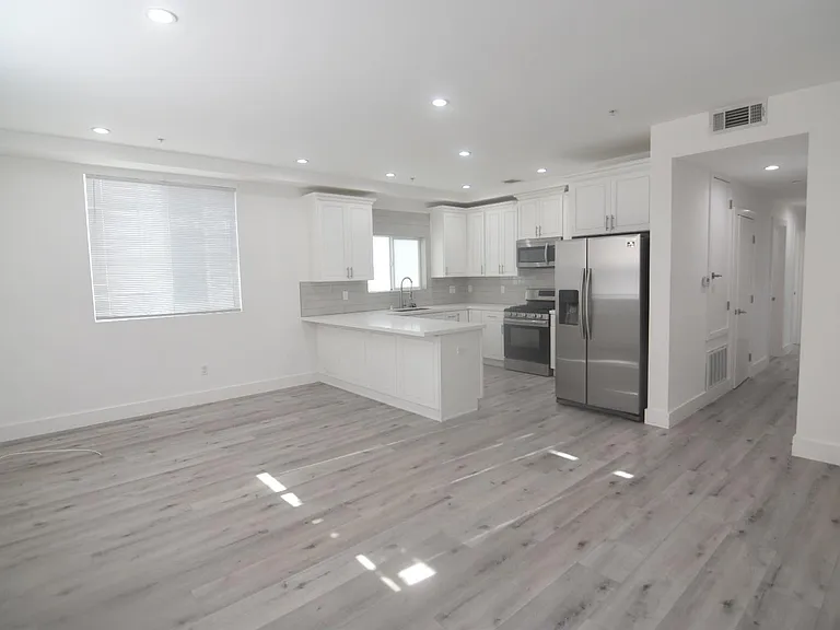 7129 S La Cienega Blvd — Photo 4