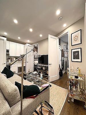 4th image of 70 Carmine St APT 4R