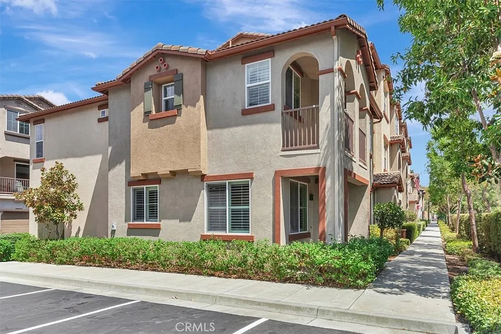 3 bed, 2.5 bath, 1700 sqft, $4,175 — Photo 1