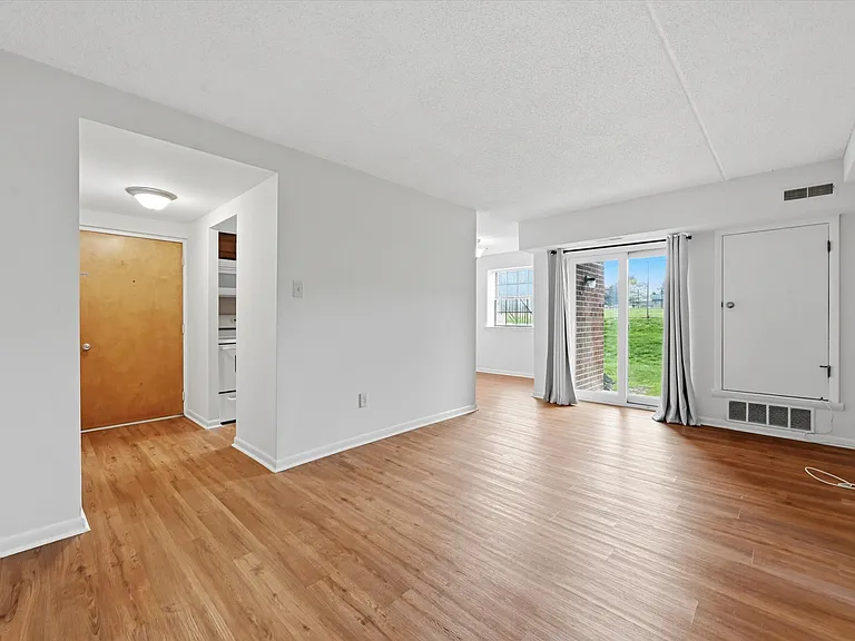 2402 Pond View Dr — Photo 12