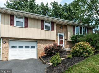 2 E Summit Dr, Stevens, PA