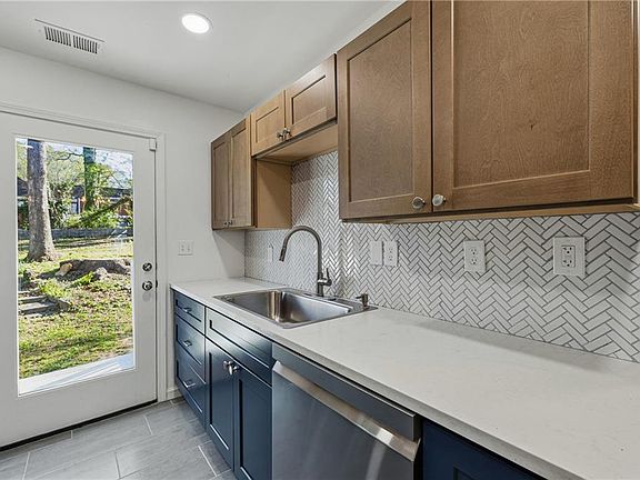5th image of 2583 Joyce Ave