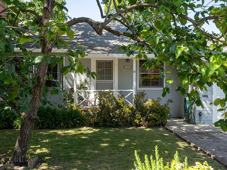 415 Bay Rd — Photo 3