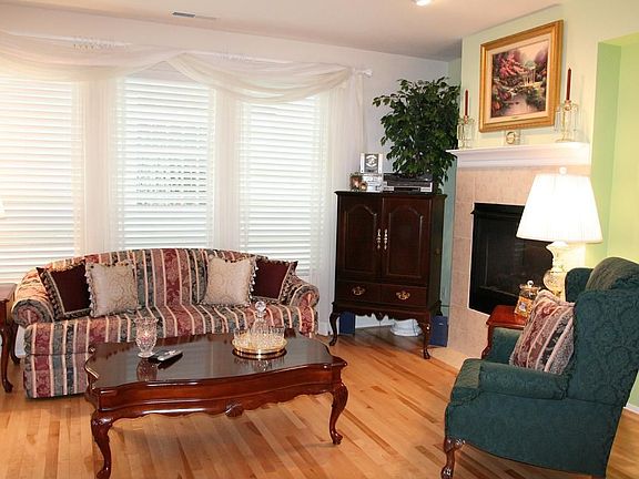 Warm inviting family room w/frplc