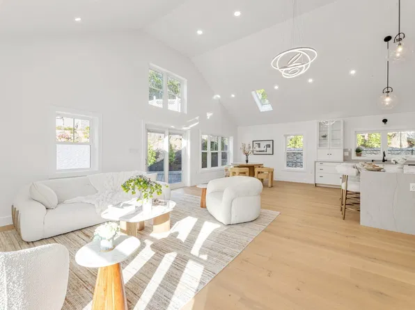 101 Hackensack Rd, Chestnut Hill, MA 02467